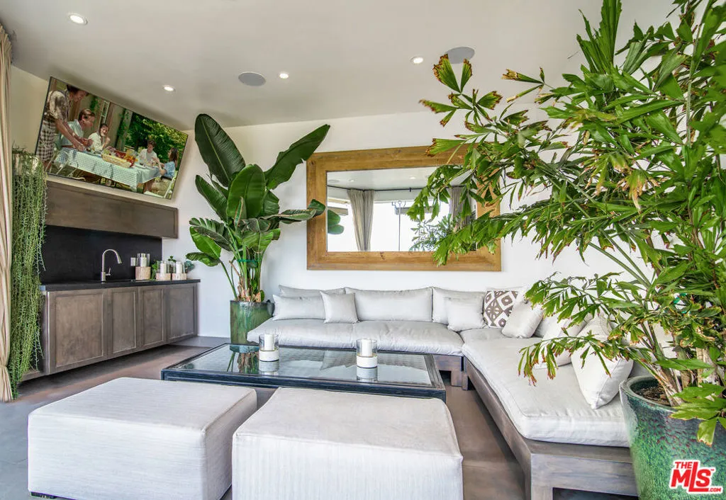 8572 Hillside Avenue, Los Angeles, California 90069 home-pic-19